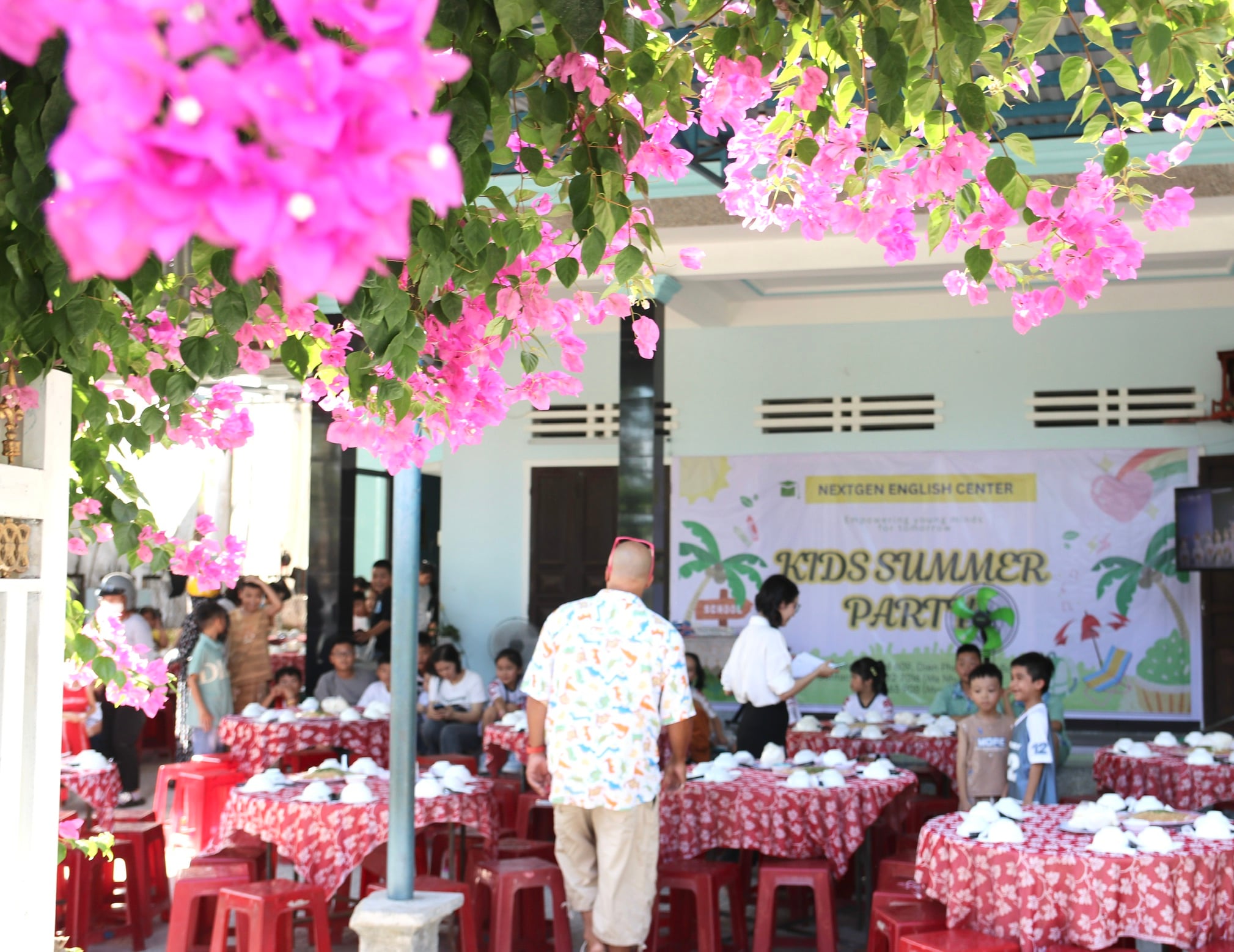 Không gian sự kiện được trang trí với hoa và băng rôn
