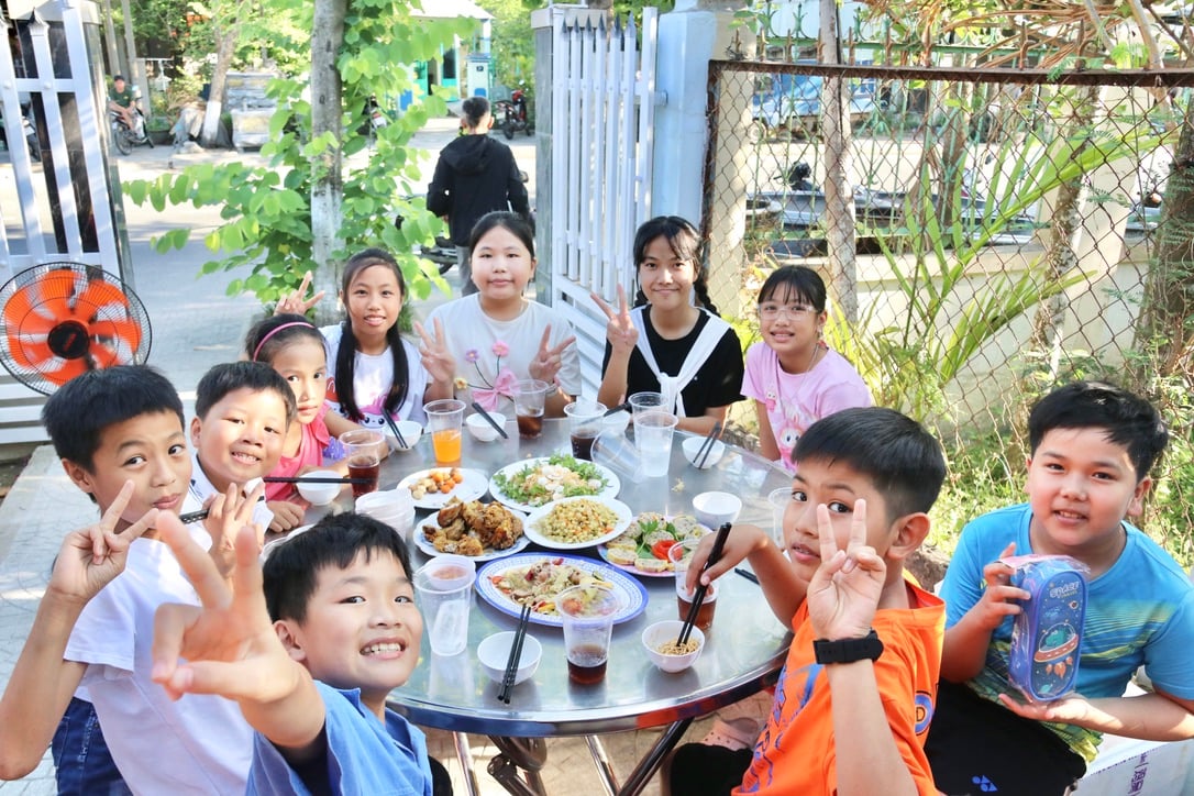 Khoảnh khắc các em học sinh cười vui trong sự kiện